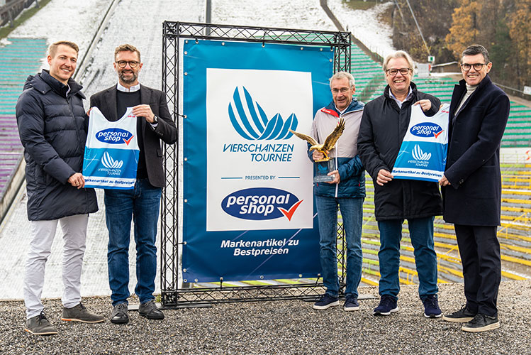 Foto v.l.:Hansjrg Jeserznik (Prokurist und Senior Director des Vermarkters Infront), Helmut Gschlieer (CEO Personalshop), Ernst Vettori (SV), Hannes Lamprecht (CEO Personalshop) und Hubert Neuper (Ex-Weltklasse-Skispringer und Markenbotschafter Personalshop).